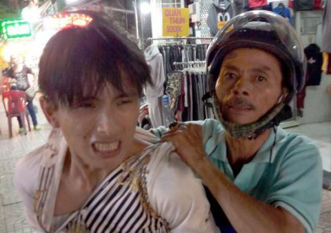 Hiệp sĩ từng bị đâm trọng thương ở TP HCM tiếp tục bắt cướp - Ảnh 1. Hiệp sĩ từng bị đâm trọng thương ở TP HCM tiếp tục bắt cướp - Ảnh 1.