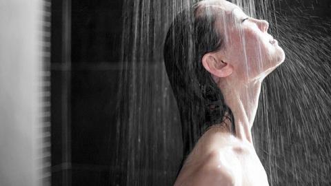 Mẹ trẻ tử vong chỉ sau một đêm làm việc này, chuyên gia cảnh tỉnh thói quen đáng sợ vào ban đêm nhưng nhiều người vẫn làm - Ảnh 1.