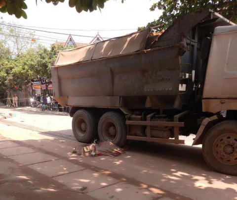 doi vo chong tu vong thuong tam tren duong di boc thuoc hinh anh 1