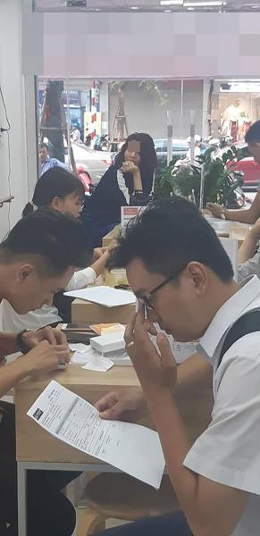 Người phụ nữ mua tặng thanh niên lần đầu gặp iPhone 7 Plus vì: Em nhìn rất giống em trai chị