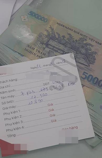 Người phụ nữ mua tặng thanh niên lần đầu gặp iPhone 7 Plus vì: Em nhìn rất giống em trai chị