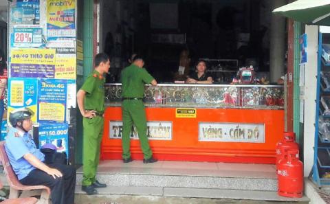 Thanh niên liều lĩnh cướp tiệm vàng, bị người dân bắt giữ ngay sau đó