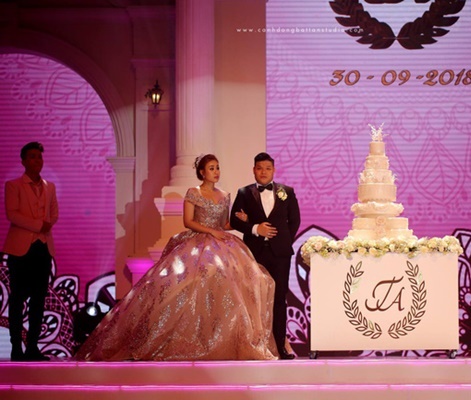 Choáng ngợp với đám cưới 10 tỷ ở Đà Nẵng: Chú rể lái siêu xe lên sân khấu, mời cả ca sĩ hạng A đến góp vui-1