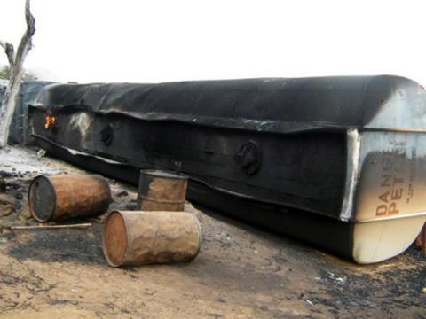 Xe bồn chở nhiên liệu va chạm, 50 người chết - Ảnh 1. Xe bồn chở nhiên liệu va chạm, 50 người chết - Ảnh 1.