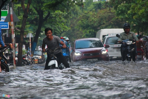 Mưa lớn 40 phút, khu nhà giàu ở Sài Gòn chìm trong biển nước
