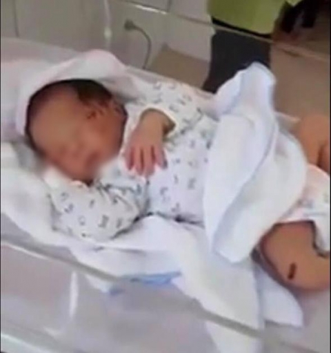 Thông tin mới nhất vụ mẹ đẻ rơi con trong nhà vệ sinh ở Thái Nguyên - 1