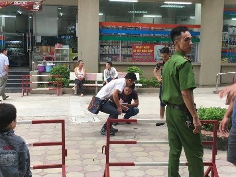 Tin nhanh - Lời kể kinh hoàng của nhân chứng vụ nghi chồng nổ súng bắn vợ ở Hà Nội
