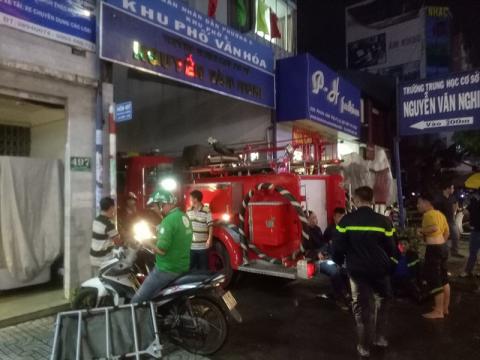Cháy nhà 4 tầng ở đường Phan Văn Trị, người dân hoảng loạn - ảnh 1