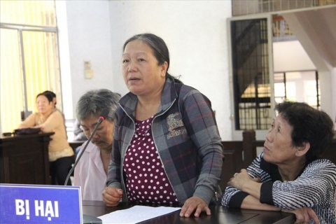 Bà Nguyễn Thị Lan, mẹ nạn nhân  gởi đơn cầu cứu khắp nơi vì cho rằng Lộc giả điên sau khi giết con bà.