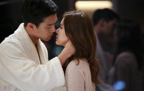 trot phan boi vo len giuong cung gai quan karaoke, dau vet la tren chiec ga khien toi choang vang - 2