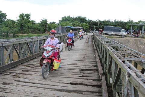 bang hoang phat hien thi the be so sinh noi tren song nam rom hinh anh 1