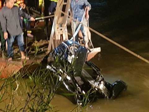 Chiếc xe gặp nạn được xe cứu hộ đưa lên bờ. 