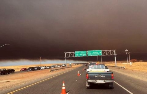 Cháy rừng như tận thế ở California (Mỹ) làm hàng nghìn người sơ tán