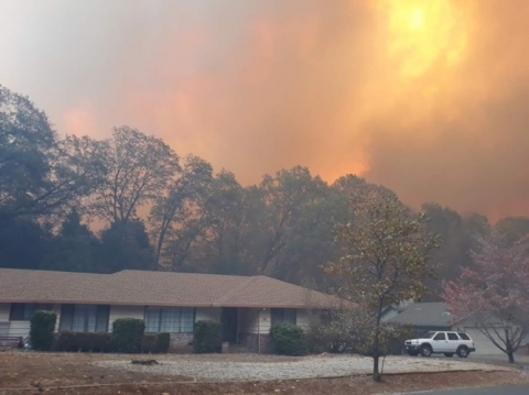 Cháy rừng như tận thế ở California (Mỹ) làm hàng nghìn người sơ tán