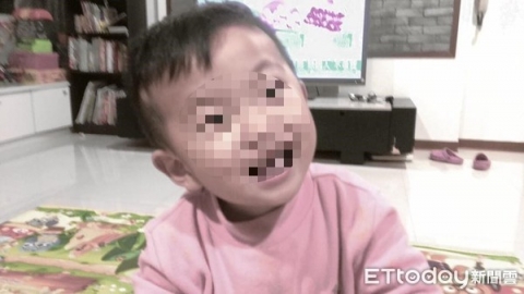 Bé trai 2 tuổi chỉ nặng 6kg bị bỏ đói đến chết trong nhà vệ sinh, bà mẹ trẻ lập tức bị bắt giữ vì sự thật gây phẫn nộ - Ảnh 1.