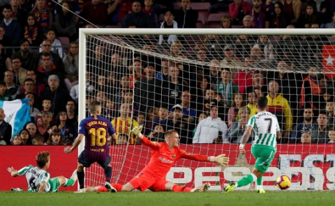 Messi trở lại, Barcelona thua tệ hại Real Betis ở Nou Camp - Ảnh 5.