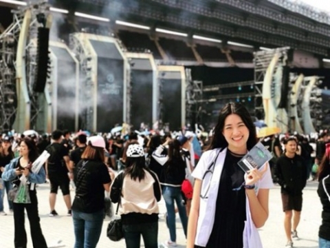 Nữ bác sĩ xinh đẹp của ĐT Thái Lan gây chú ý ở AFF Cup - 1