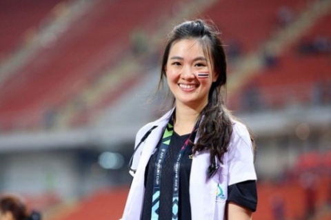 Nữ bác sĩ xinh đẹp của ĐT Thái Lan gây chú ý ở AFF Cup - 2