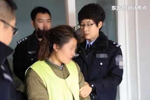 Cảnh sát bắt giữ chị Cao, người đã giết chết con gái 7 tuổi.