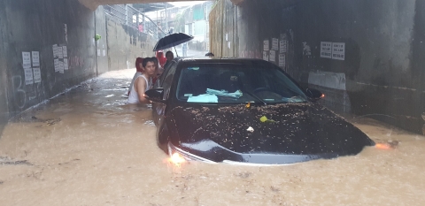 Ngập lụt kinh hoàng ở TP.Nha Trang: Ô tô bơi như tàu ngầm, đồ vật trong nhà chìm trong biển nước