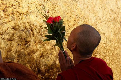 Hòn đá thiêng bằng vàng ở Myanmar và bí mật ẩn chứa bên trong - 6