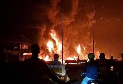 Ảnh: Hiện trường vụ xe bồn chở xăng hóa quả cầu lửa khiến 6 người tử vong - 1