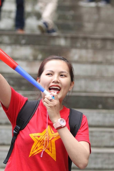 Fan nữ xinh đẹp Việt nô nức thổi lửa đại chiến Philippines - 1