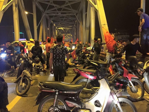 Ẩu đả, tai nạn giao thông liên tiếp trong đêm đi bão mừng chiến thắng của đội tuyển Việt Nam