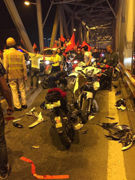 Ẩu đả, tai nạn giao thông liên tiếp trong đêm đi bão mừng chiến thắng của đội tuyển Việt Nam