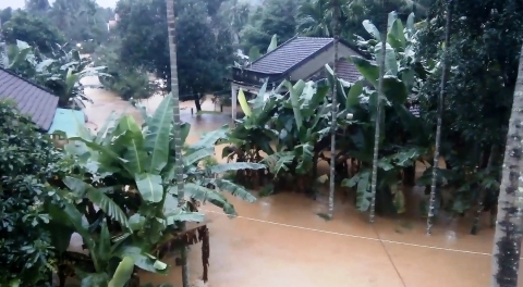 Hàng ngàn nhà dân ở Bình Định bị lũ bao vây, nước chảy qua đập như thác - 1