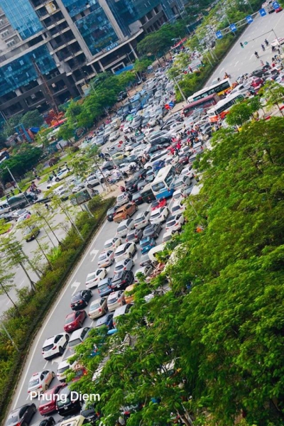 Kinh ngạc hàng trăm ô tô đứng sát nhau, kẹt cứng không lối thoát ở Hà Nội - Ảnh 7.