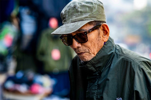 NSƯT Trần Hạnh ngồi bán mũ ở ga Hà Nội: Chí Trung xin tiền hộ, tôi chẳng biết nói sao