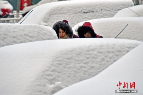 Trung Quốc lạnh âm độ trong trận Đại Tuyết, người dân quấn áo choàng dày như chăn ra đường - Ảnh 4.