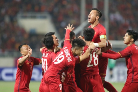 Việt Nam - Malaysia: Vô-lê mãn nhãn & chiếc cúp lịch sử (Chung kết AFF Cup) - 1