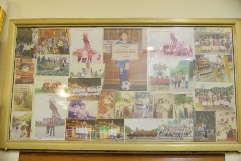 Những tấm hình lưu niệm, Quang Hải cùng gia đình và trái bóng được treo giữa phòng khách tại nhà