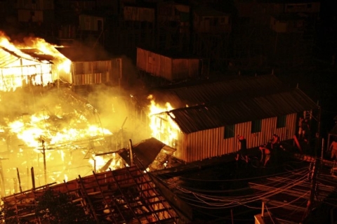 Những ngôi nhà bị nhấn chìm trong biển lửa ở khu dân nghèo tại Manaus. Ảnh: AP. 