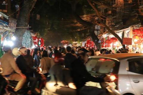 ron rang khong khi giang sinh tai khu pho hang ma, tre nho thich thu lua qua cung bo me - 1