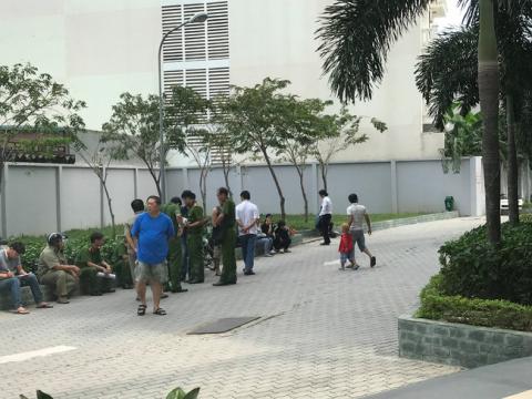 TP.HCM: Bố mẹ vừa vắng nhà, bé gái 5 tuổi rơi từ tầng 9 chung cư xuống đất tử vong - Ảnh 4.