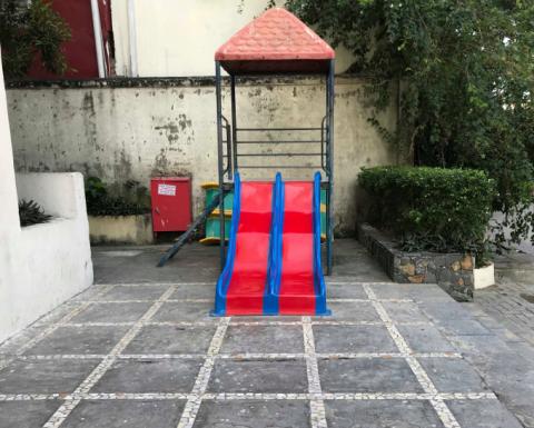 Khu vực nơi bé Q. không may bị miếng bê tông rơi trúng đầu.