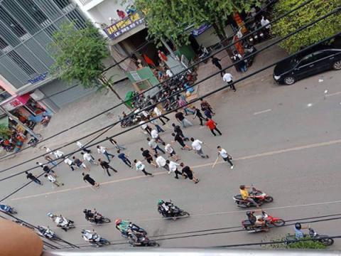 Hai nhóm giang hồ hỗn chiến kinh hoàng trên đường phố Sài Gòn, dân nháo nhào tìm chỗ trú thân