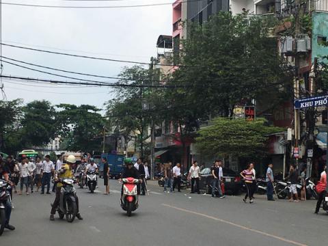 Hai nhóm giang hồ hỗn chiến kinh hoàng trên đường phố Sài Gòn, dân nháo nhào tìm chỗ trú thân