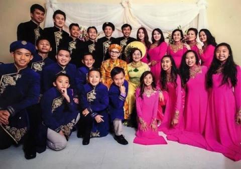 Hoài Linh tiết lộ ảnh đời tư hiếm thấy, lộ diện 5 anh chị em ruột thành đạt hình ảnh 10 hoai linh tiet lo anh doi tu hiem thay, lo dien 5 anh chi em ruot thanh dat hinh anh 10