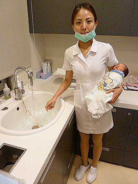 be gai tu vong khi dang tam: tam cho tre vao mua dong can tranh 5 sai lam nay - 1