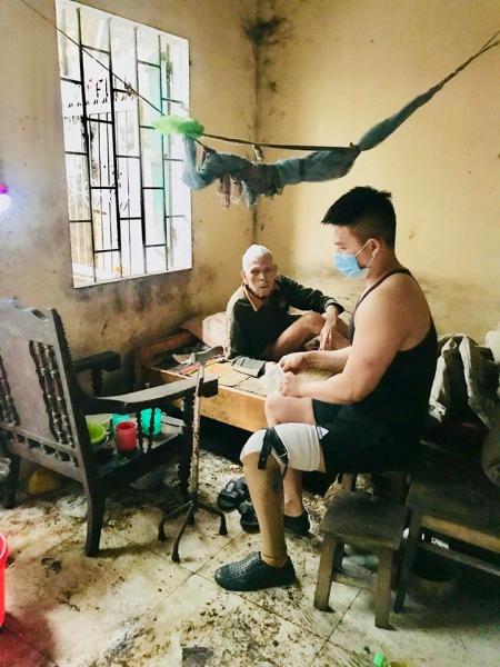 'Mẹ đi lấy chồng, con ngủ ngoài đường', bức ảnh xót xa nhất 2018