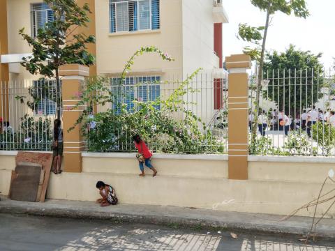 'Mẹ đi lấy chồng, con ngủ ngoài đường', bức ảnh xót xa nhất 2018