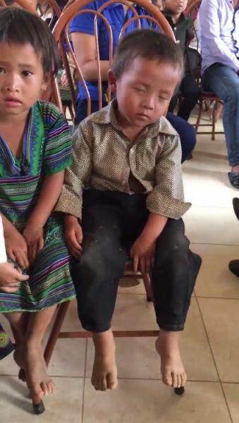 'Mẹ đi lấy chồng, con ngủ ngoài đường', bức ảnh xót xa nhất 2018