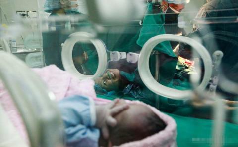 'Mẹ đi lấy chồng, con ngủ ngoài đường', bức ảnh xót xa nhất 2018