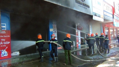 Biển lửa thiêu rụi cửa hàng xe máy, khói đen bốc ngợp trời