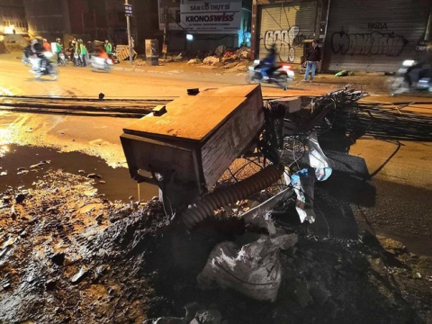 Hà Nội: Kinh hoàng xe bồn kéo đổ hàng loạt cột điện rồi bỏ chạy khiến nhiều hộ dân mất điện - Ảnh 1.