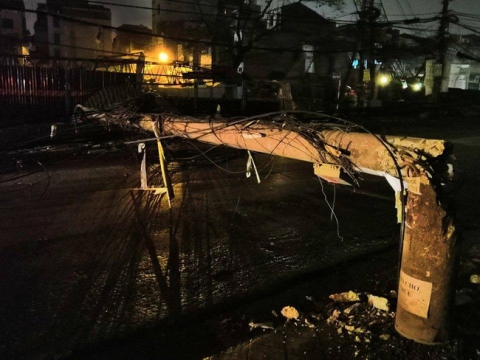 Hà Nội: Kinh hoàng xe bồn kéo đổ hàng loạt cột điện rồi bỏ chạy khiến nhiều hộ dân mất điện - Ảnh 4.